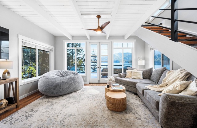 Lake Front Oasis- Breathtaking Views- Hot Tub- Dock-8 Min to Town