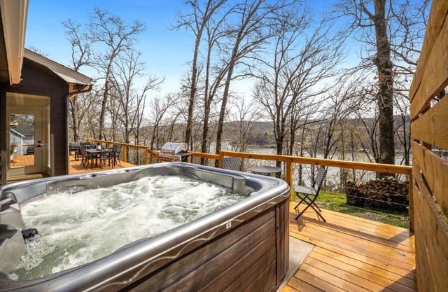 Lake FRONT - Paddle Point - Hot Tub!
