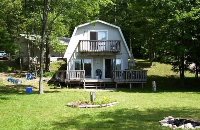 Lake Front, Recently Renovated 3 Bedroom Cottage, Harper Lake