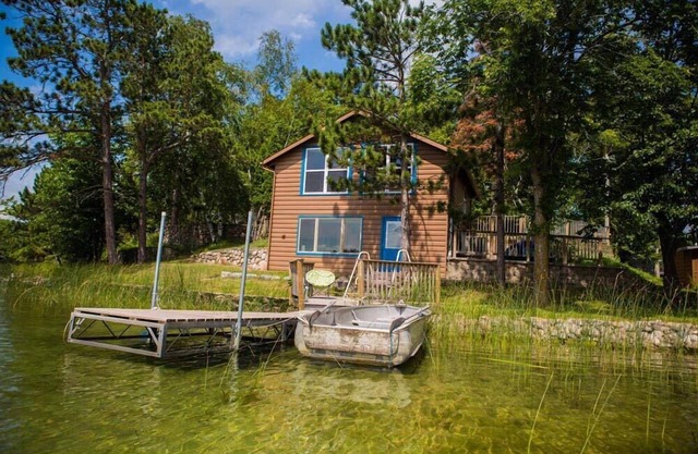 Lake front relaxation, swim, kayak fish, play!