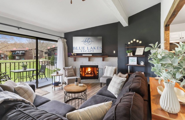 Lake Geneva Retreat! King Bed! Fireplace!