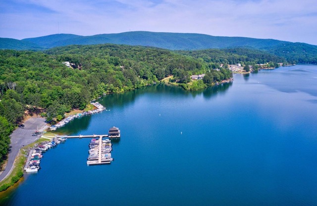Lake, golf, trails, romantic cozy townhome retreat nestled in the hills. awaits