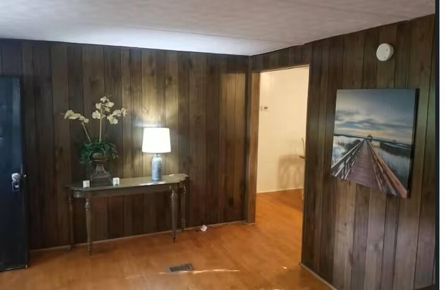 Lake Hartwell 3-bedroom Getaway walking distance to lake in Townville