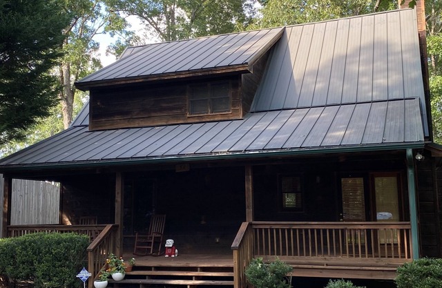 Lake Hartwell Cabin - Dock. Firepit. Private Boat Ramp. Secluded. Deep cove.