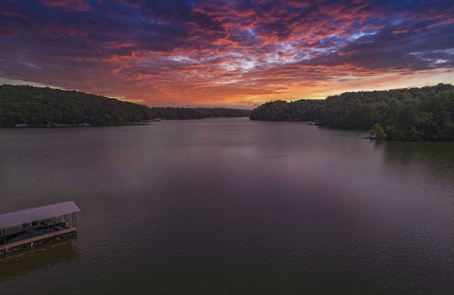 Lake Hartwell - House w/dock, screened in porch and firepit