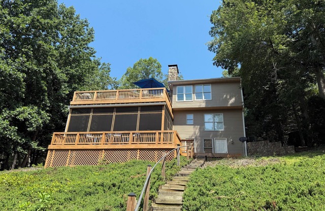 Lake Hartwell, SC - 3BR, Sleeps 8, Lake Front, Hot Tub, Game Room!