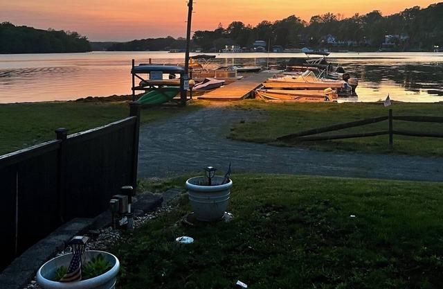 Lake Hopatcong lakefront - WIFI, kayaks, paddleboards included