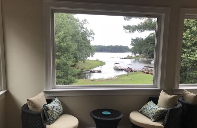 Lake House in Peaceful Cove