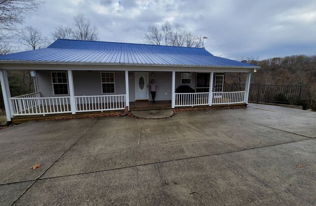 Lake House on Cumberland! Pull through driveway! 5 miles from a public ramp!