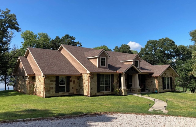 LAKE HOUSE on Richland Chambers. 3br 3 bath with boat dock. Secluded property