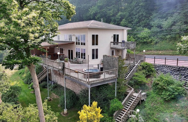 LAKE HOUSE SOUTHnWaterfront Retreat with DOCKAGE on Susquehanna River & HOT TUB