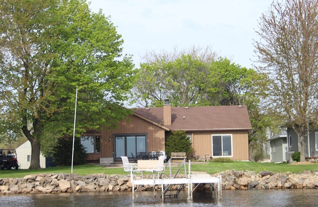 Lake house with easy access to Fox Valley cities