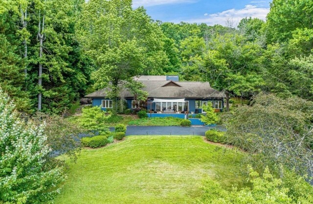Lake Lanier Retreat – Renovated Luxury + Lake Access & Sunset Views