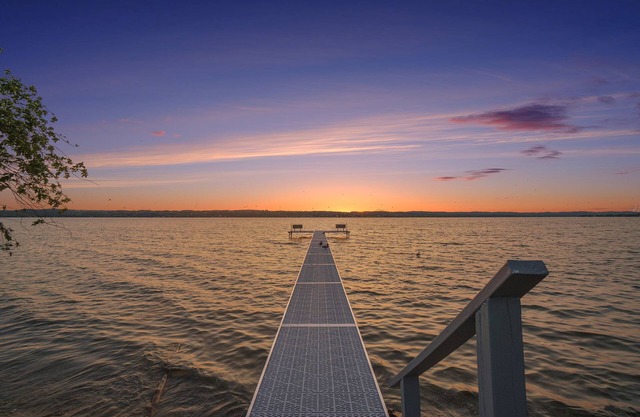 Lake Leelanau Cottage with Stunning Sun Set Views. 10 Miles from TC!