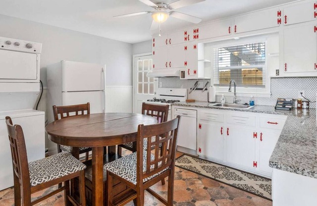 Lake Life B - 2 Bdrm Sleeps 4 | 5 Min Walk to Beach & Dwntwn Acworth | 10 Min to Lake Point Sports