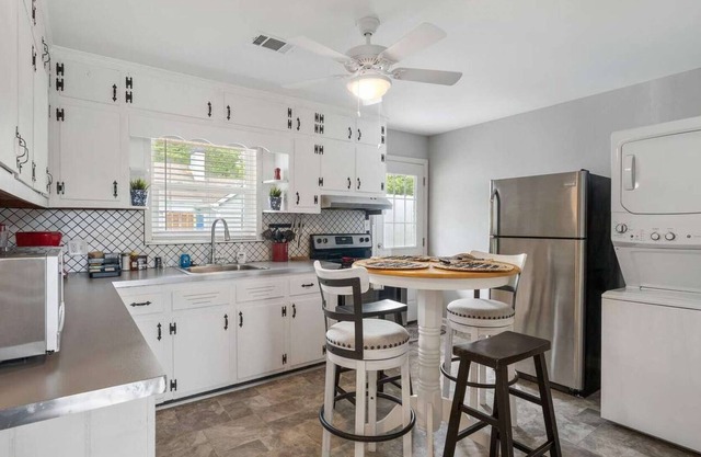Lake Life C - 2 Bdrm Sleeps 4 | 5 Min Walk to Beach & Dwntwn Acworth | 10 Min to Lake Point Sports