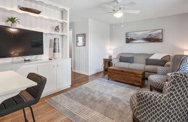Lake Life D - 2 Bdrm Sleeps 4 | 5 Min Walk to Beach & Dwntwn Acworth | 10 Min to Lake Point Sports