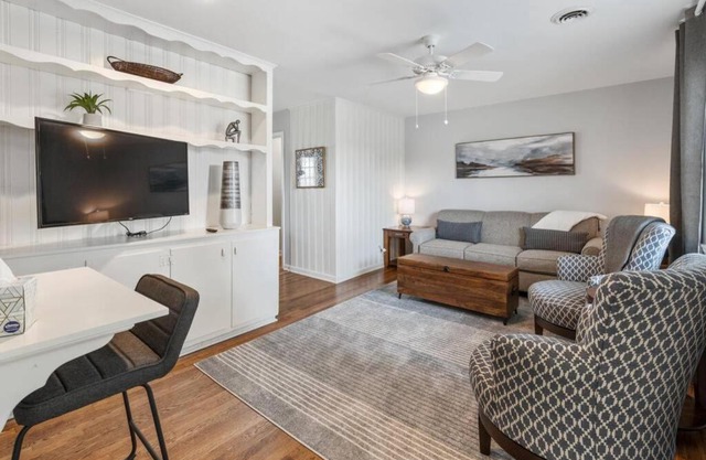 Lake Life D - 2 Bdrm Sleeps 4 - 5 Min Walk to Beach & Downtown Acworth - 10 Min to Lake Point Sports Complex