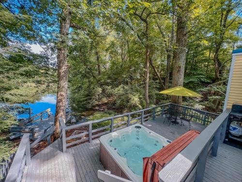 Lake Life, Hocking Hills, Hot Tub, Fireplace, Pond