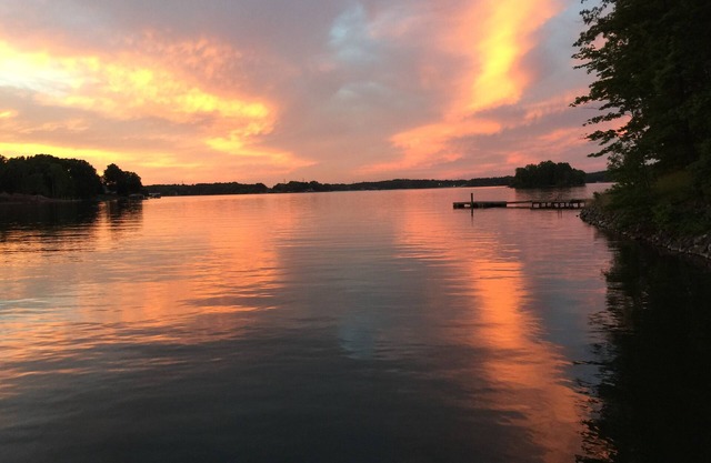 Lake Life Retreat waiting for you-4 BR lake front property