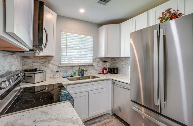 Lake Livingston Getaway w/Balcony + Water View!