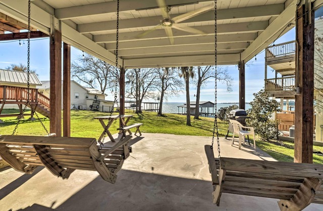 Lake Livingston Vacation Rental w/Kayaks!
