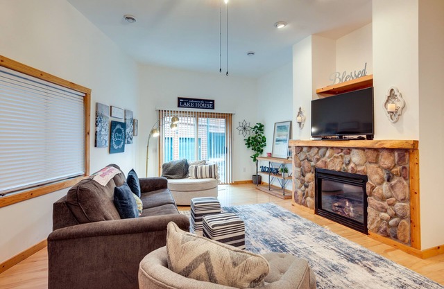 Lake Minocqua Condo w/Shared Fire Pit!