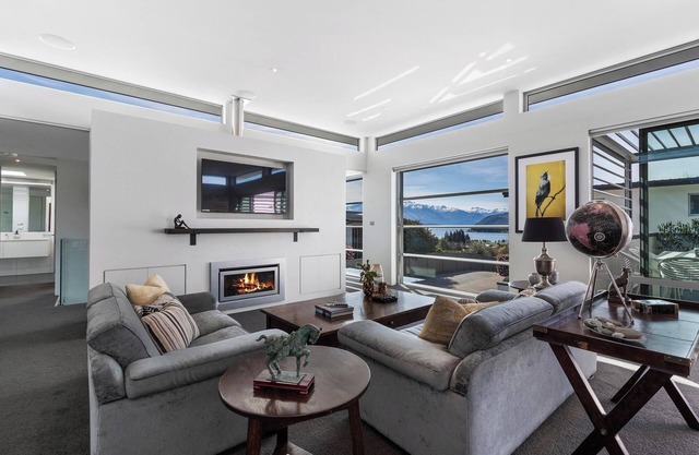 Lake & Mountain views, close to ski fields. Executive living - 3 bed/3 bath, spa