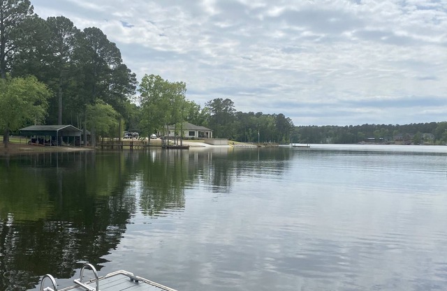 Lake Murray Gem- 3 Bedroom Chalet with dock + deck
