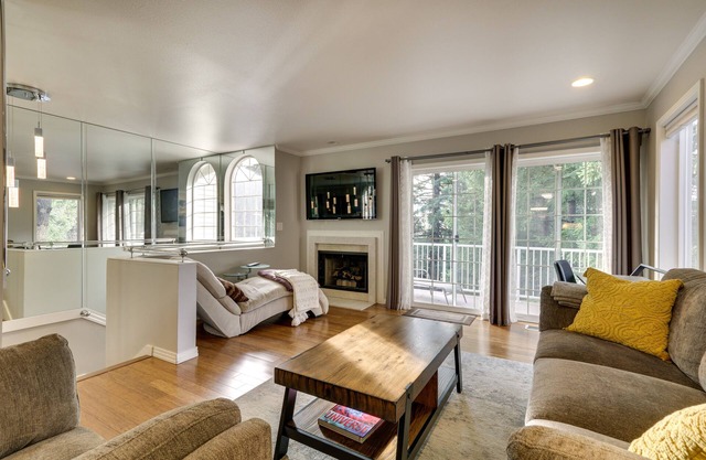 Lake Oswego Home w/Deck 9 Mi to Downtown Portland