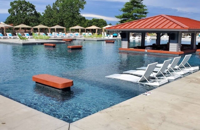 Lake Ozark-1BD/1BA-Hippo Pool, Regalia Resort, Gym, Hottub, Pool-Sleeps 2PP