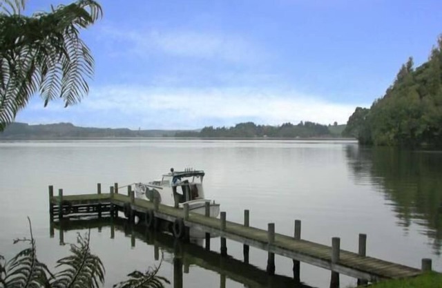 LAKE ROTOITI Waterfront. Sleeps 11. Exclusive private beach with jetty.