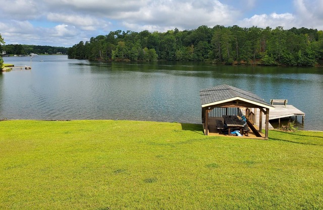 Lake Sinclair waterfront cottage with boat dock