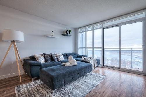 Lake & Skyview 1BR Plus Den Apartment Free Parking