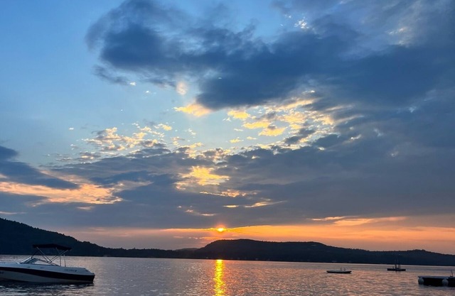 Lake Sunapee- above it all, High-up Hideaway! Lake Swim Ski Hike- ALL Year FUN