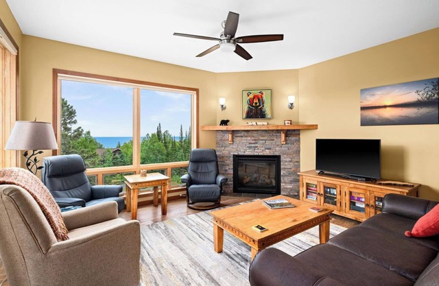Lake Superior view, 4-bed, short drive to Lutsen Mtn