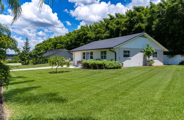 Lake Vibes Only ~ Cozy Lake House, short drive to Downtown Mt Dora & Tavares!