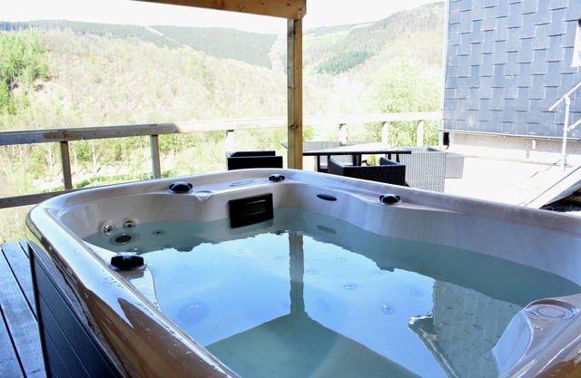 Lake-view apartment with sauna, hot tub