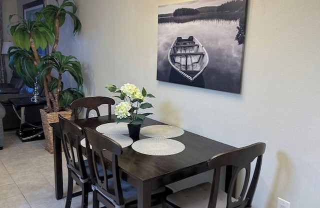 Lake view condo! Near Disney!