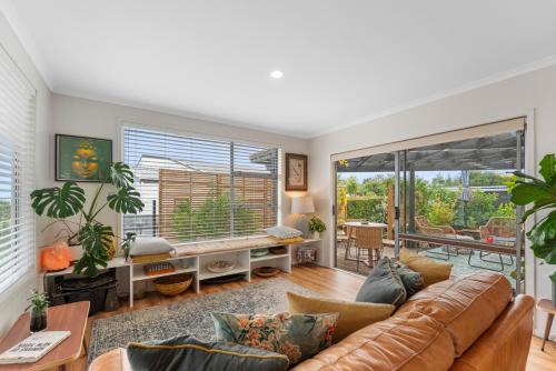 Lake View Retreat - lake views with BBQ & Pizza Oven