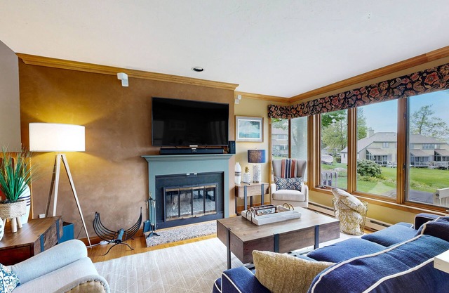 Lake-view townhome with lakefront swimming, pools, fireplace, tennis/pickleball