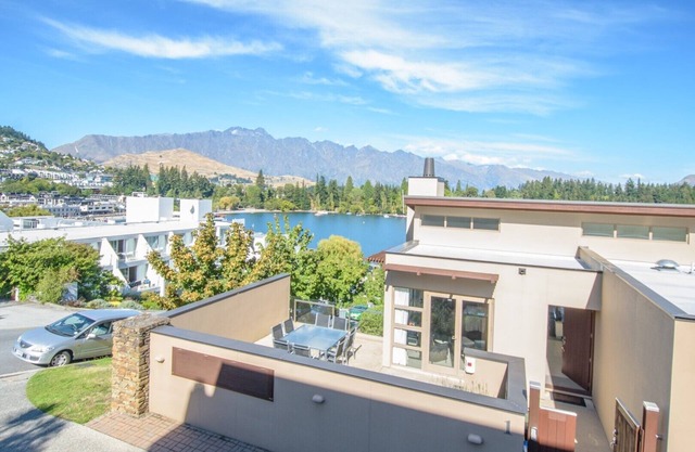 Lake Views, Central - Sleeps 6