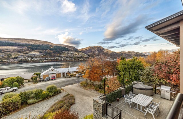 Lake views - close to airport and ski fields