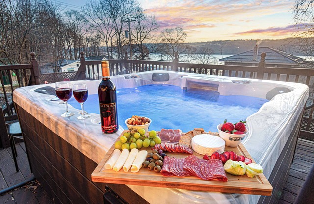 ★Lake Views ★ Hot tub ★ King Beds ★ Mins to All