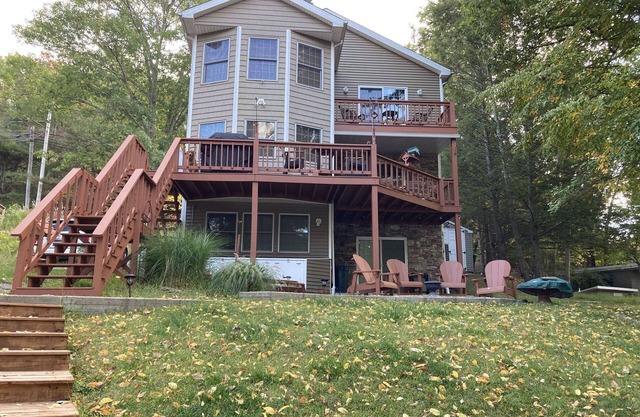 Lake Wallenpaupack Lakefront - Sleeps 8 - Dock Included!