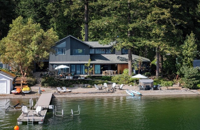 Lake Whatcom Beachfront Villa: Lakefront Luxury w/Dock & Hot Tub