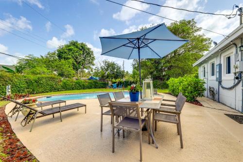 Lake Worth Retreat with Fire Pit 5 Mi to Beaches!