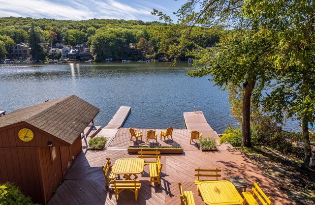 Lakefront, 2 Houses 2 Hot Tubs, Pool Table, 60 Game Arcade, Fishing, Near Slopes