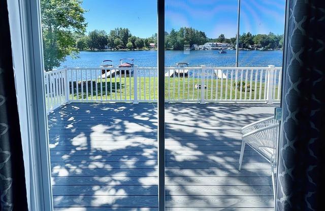 Lakefront 3 bedroom Duplex on Lake Winnisquam 9-dock and beach Building 1 Unit B