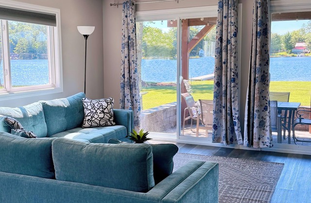 Lakefront 3-bedroom Duplex on Lake Winnisquam, docks, Beach, WiFi, AC.nB1A
